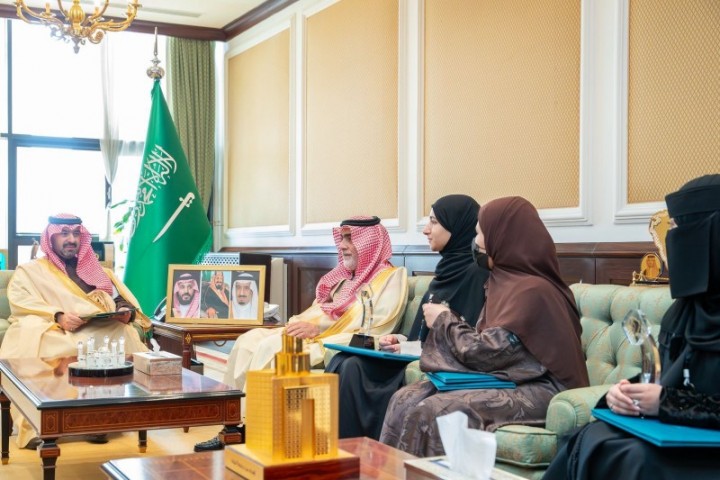 نائب أمير تبوك يستقبل طالبات حققن مراكز متقدمة في أولمبياد الإبداع العلمي