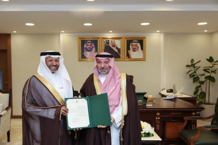 أمير نجران يكرّم مدير هيئة الصحة السابق ويبارك تعيين خليفته