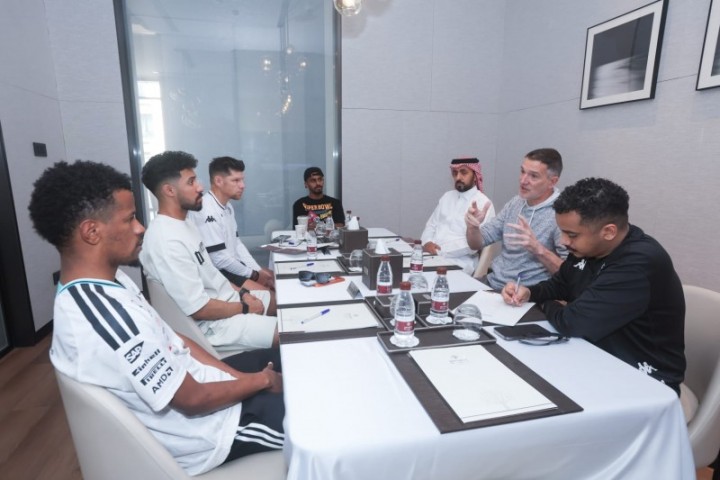 الجهاز الفني المساعد للأخضر يواصل الزيارات الميدانية للأندية