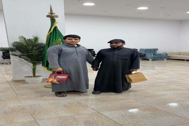 مديرة جمعية سنابل الخير والعطاء تكرم موظفاتها لنجاح حفل يوم التأسيس