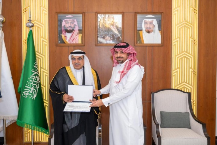 أمين الشرقية يكرّم خريجي الأمانة في الماجستير التنفيذي في السياسات البلدية