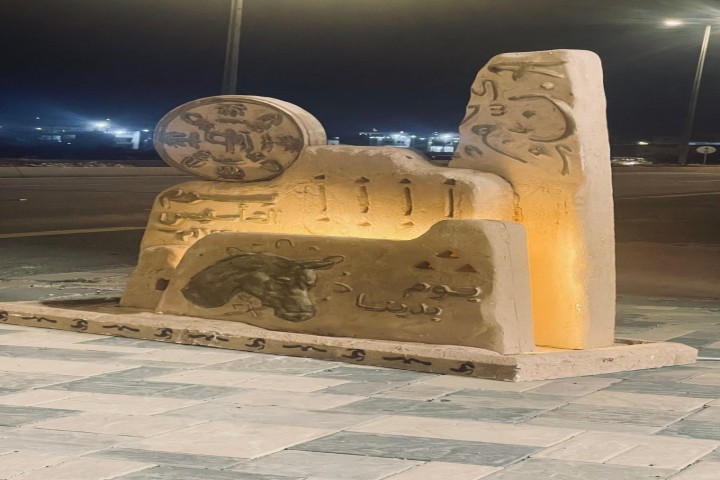 مجسمات يوم التأسيس تزين طرقات بحر أبو سكينة