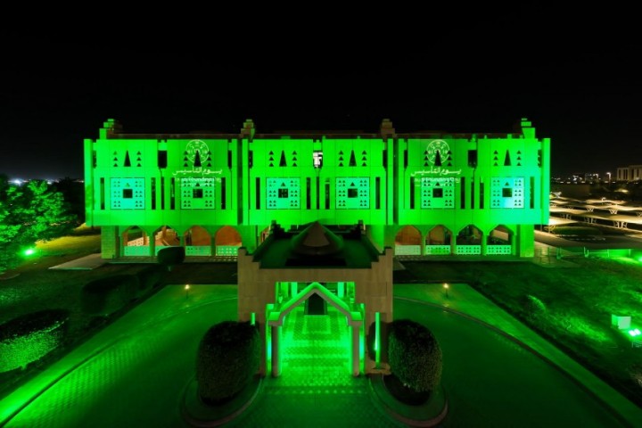 مبنى إمارة منطقة تبوك يكتسي باللون الأخضر احتفاءً بيوم التأسيس