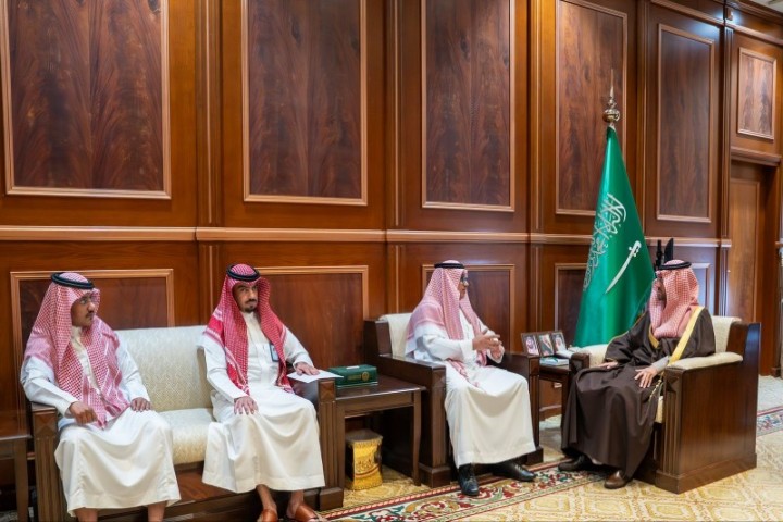 نائب أمير حائل يستعرض إنجازات جمعية هدكا ومركز الرعاية النهارية