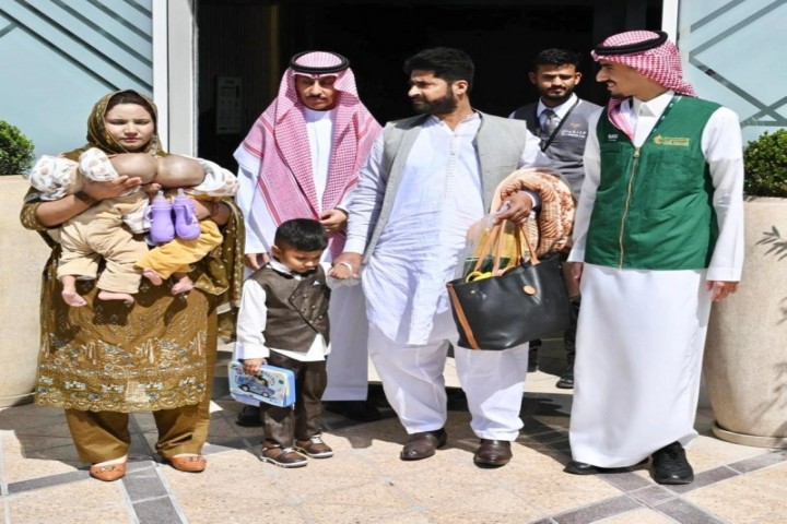 الرياض تحتضن التوأم الملتصق الباكستاني.. مبادرة سعودية طبية وإنسانية