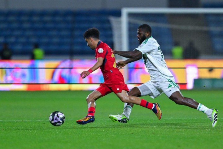 الأهلي يحسم القمة المؤجلة أمام ضمك ويعتلي صدارة دوري روشن مؤقتًا