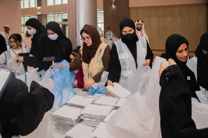 جامعة أم القرى تنفذ مبادرة “كالغيث” التطوعية لتوزيع وجبات الإفطار
