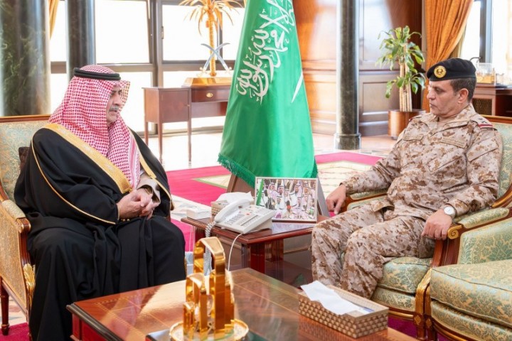 أمير تبوك يستقبل قائد المنطقة الشمالية الغربية