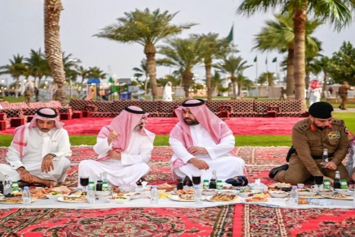 أمير جازان ونائبه يشاركان رجال الأمن إفطارهم الرمضاني في الميدان