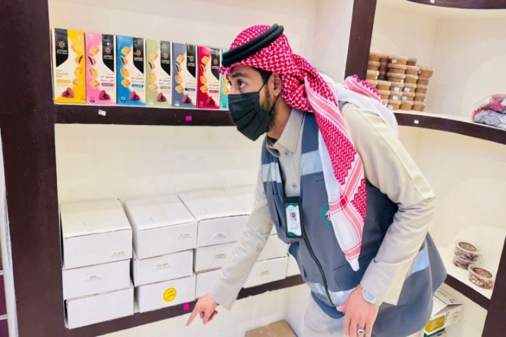 بلدية تيماء تكثّف الجولات الرقابية على المنشآت الغذائية