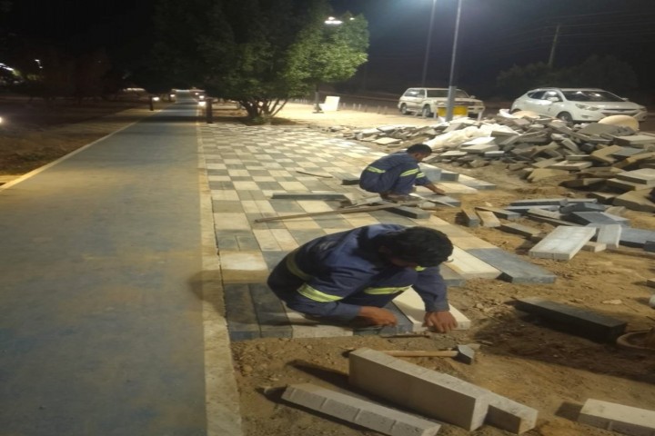 بلدية بحر أبو سكينة تُكثف أعمال تحسين المشهد الحضري للأرصفة