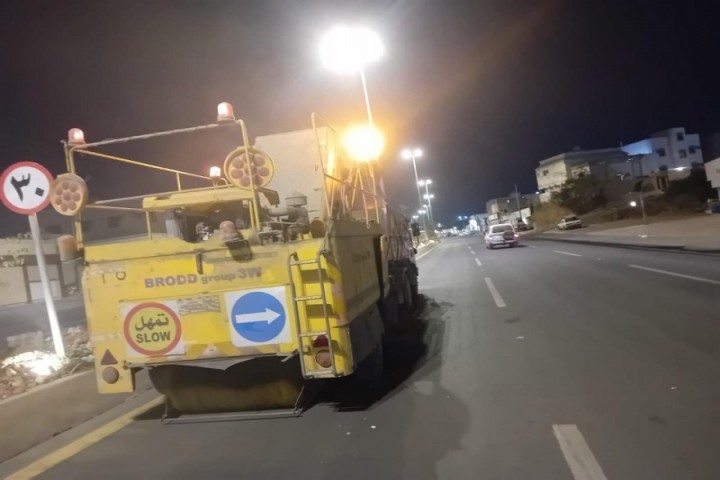 بلدية بحر أبو سكينة تدير الكنس الآلي لتحسين نظافة الشوارع العامة