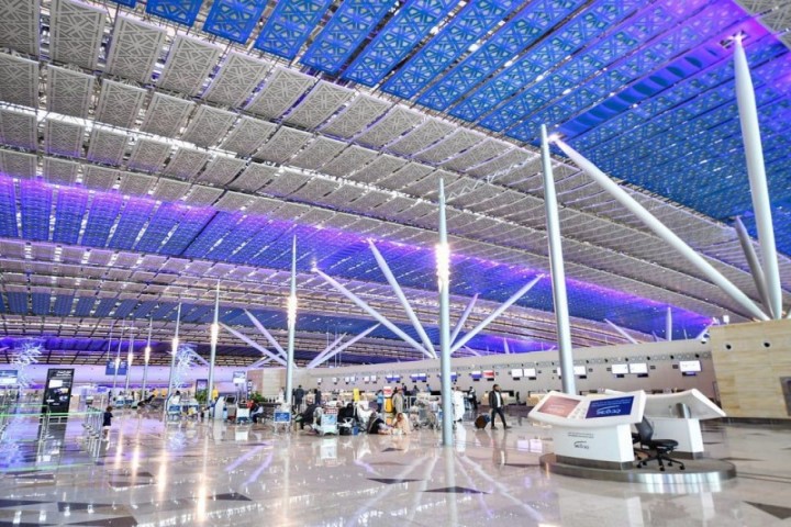 مطار الملك عبدالعزيز: تأكدوا من رحلاتكم قبل الحضور