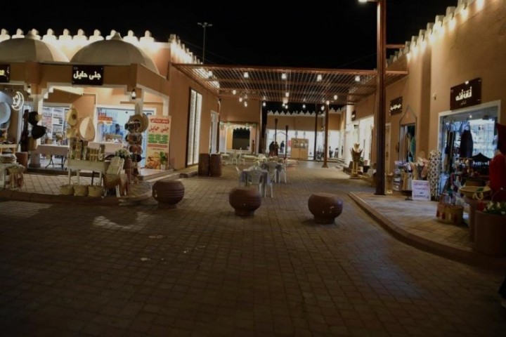 السوق الشعبي في حائل يتوشّح بأجواء رمضان