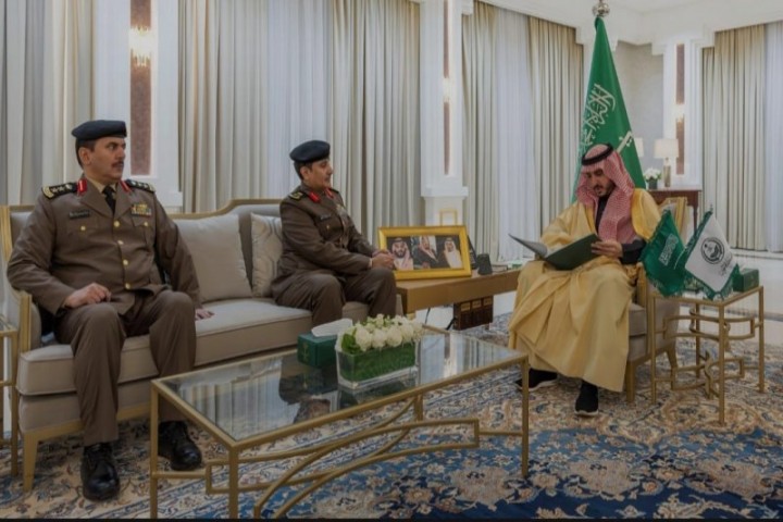أمير الجوف يتسلّم التقرير السنوي لأعمال شرطة المنطقة