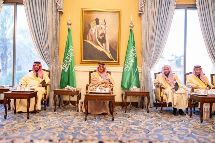 أمير منطقة تبوك يستقبل رؤساء المحاكم والمواطنين ومديري الإدارات الحكومية