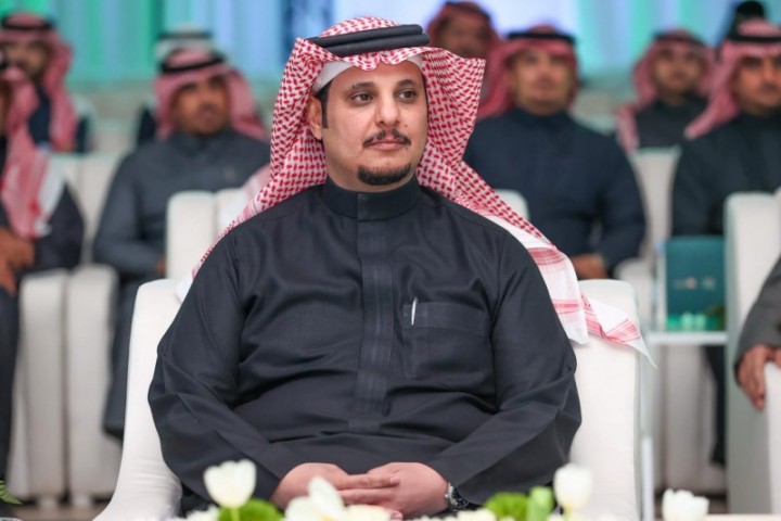 أمين حائل يحضر سحور منسوبي الأمانة ويطلق برامج نوعية