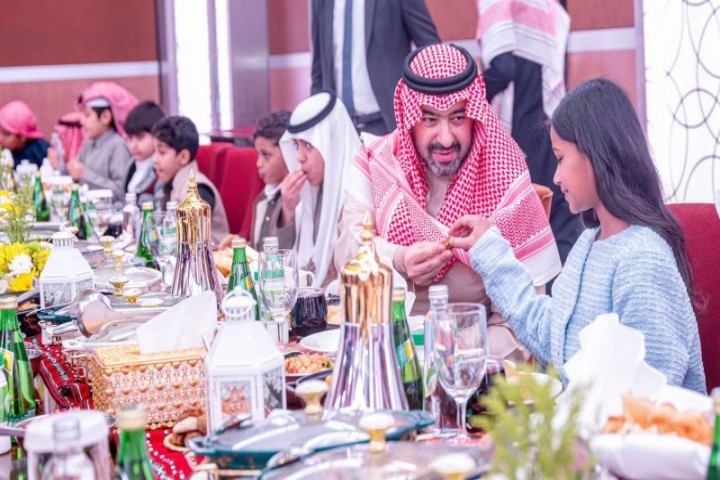 نائب أمير منطقة تبوك يشارك الأيتام إفطارهم
