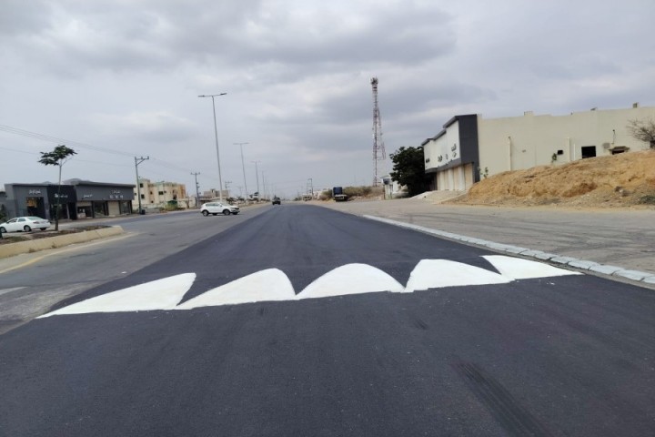 بلدية بحر أبو سكينة تكثف أعمال تأهيل المطبات لتعزيز السلامة المرورية