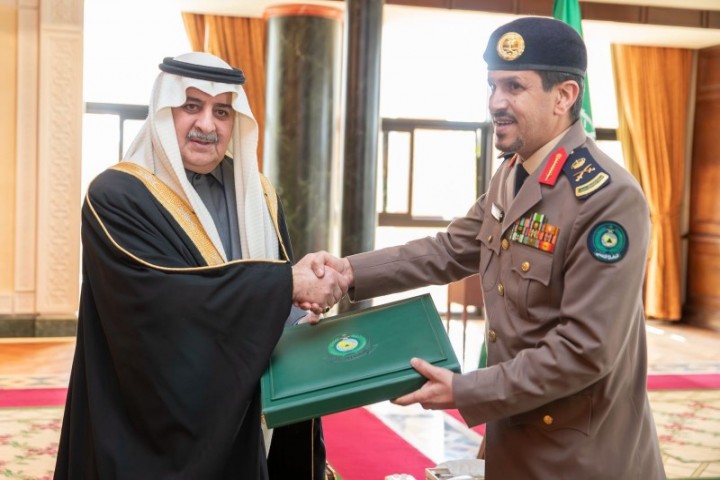 أمير تبوك يتسلم التقرير السنوي لمديرية الدفاع المدني بالمنطقة