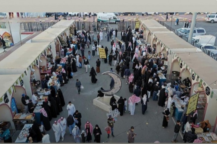السوق الرمضاني في أبها ينبض بالأكلات الشعبية ويعزز النشاط الاقتصادي