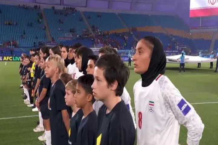 منتخب إيران للسيدات يلتزم الصمت أثناء عزف النشيد الوطني