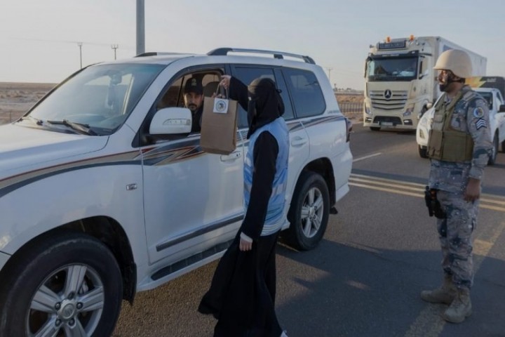 حرس الحدود ينفّذ مبادرة لتفطير الصائمين بمنفذ الحديثة