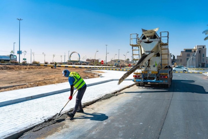 أمانة حائل تواصل تطوير طريق الملك سلمان