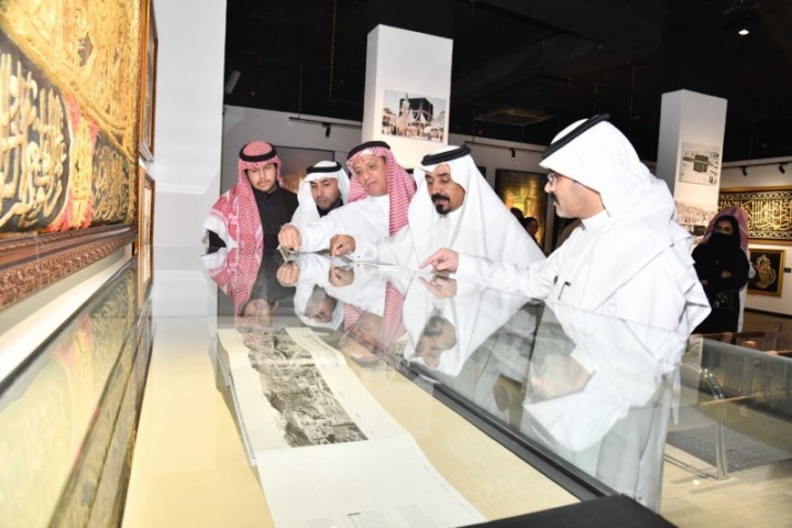 وفد الجمعية التاريخية السعودية يزور الواجهة الثقافية بجامعة أم القرى