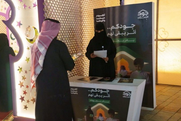 ركن جود الإسكان بعنيزة يجسد روح التكافل في ليالي رمضان