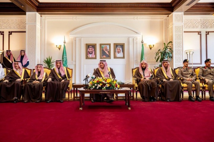 أمير منطقة تبوك يسلّم وثائق تملّك الوحدات السكنية للمستفيدين من تبرّع سمو ولي العهد