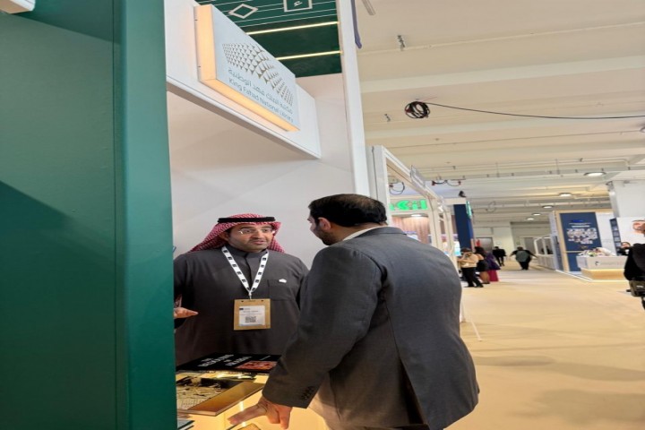 سفير المملكة لدى بريطانيا يزور جناح مكتبة الملك فهد الوطنية في معرض لندن الدولي للكتاب