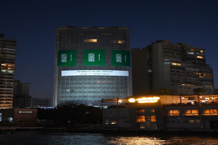 سفارة المملكة في القاهرة تتوشح بالعلم السعودي احتفاءً بيوم العلم