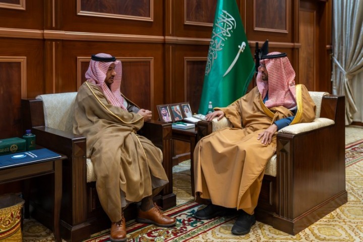 نائب أمير حائل يستعرض مستجدات مشاريع المياه بالمنطقة