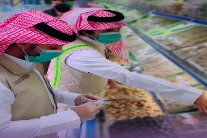 أمانة نجران تكثف الرقابة على محلات الحلويات لضمان سلامة المنتجات