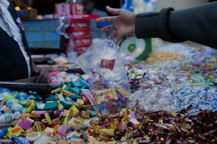 إقبال متزايد على محال الحلويات مع اقتراب عيد الفطر