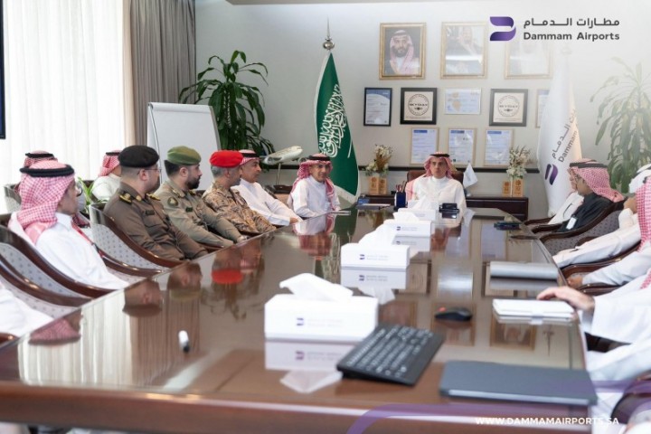 رئيس مجلس مديري مطارات الدمام يتفقد سير العمل في مطار الملك فهد الدولي
