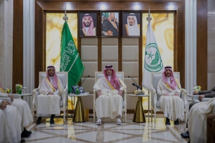 وزير الداخلية يلتقي بكبار المسؤولين بالوزارة