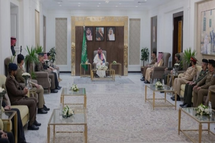أمير الحدود الشمالية يستقبل قادة القطاعات الأمنية المهنئين بعيد الفطر