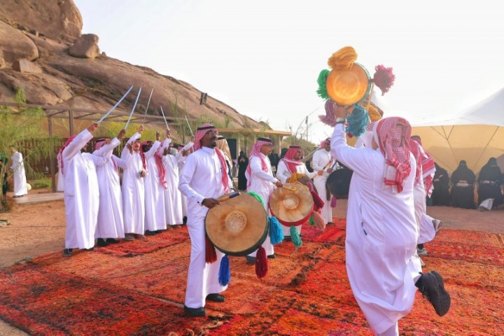 العرضة السعودية والسامري تزين ثاني أيام عيد الفطر في حائل