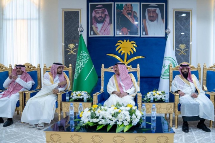 محافظ القريات يستقبل المهنئين بعيد الفطر ويشاركهم الإفطار