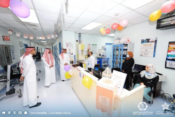 مدير مدينة الملك سعود الطبية يشارك المرضى فرحة عيد الفطر