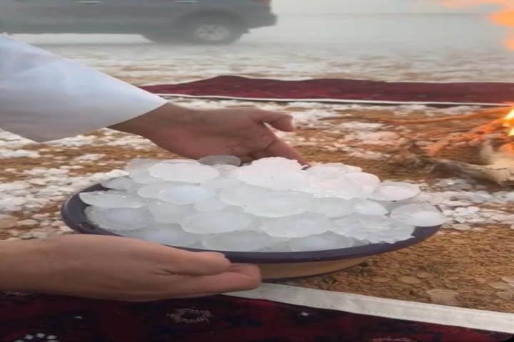 سحب رعدية كثيفة تتسبب في هطولات بَرَدية غزيرة بوادي الدواسر