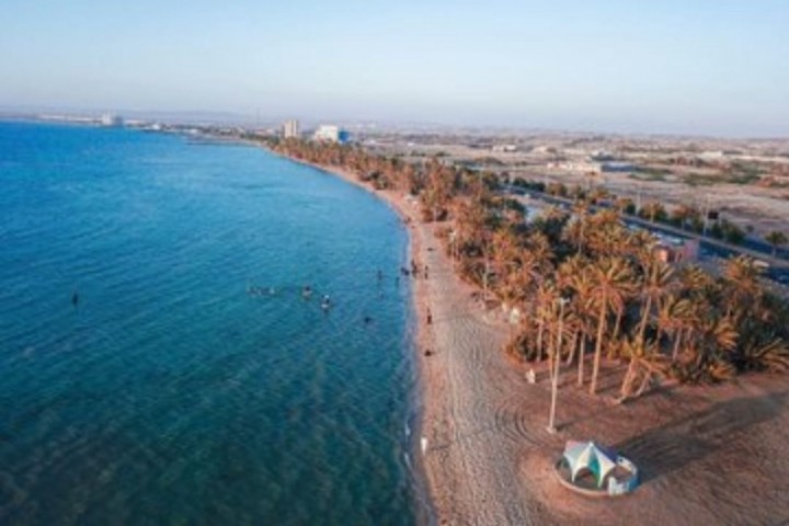 بلدية أملج تهيئ الشواطئ والمنتزهات خلال عيد الفطر