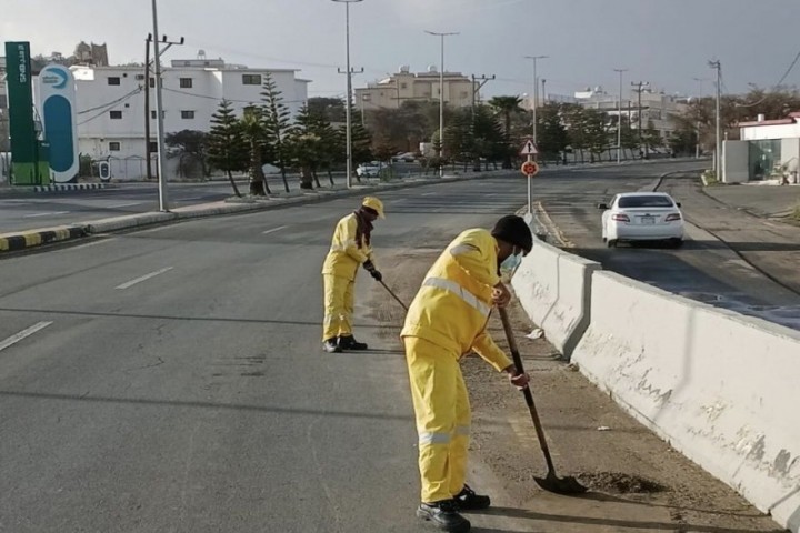 بلدية النماص تواصل أعمال النظافة وتهيئة المواقع المتأثرة بالأمطار
