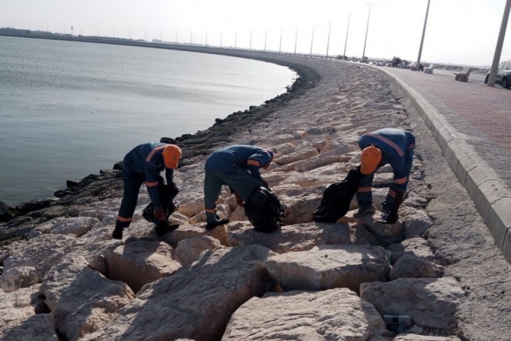 بلدية الدمام تواصل أعمال النظافة والعناية بالمتنزهات استعدادًا لعيد الفطر المبارك