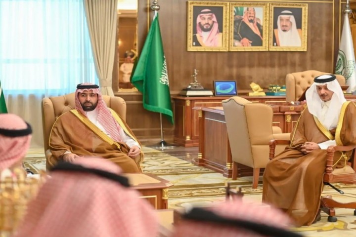 أمير جازان يستقبل المهنئين بعيد الفطر في ديوان الإمارة