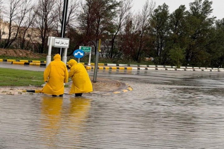 بلدية الرس تواصل جهودها لضمان انسيابية الحركة أثناء الأمطار