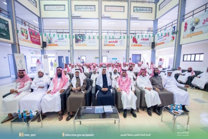 مدير تعليم القصيم يتفقد مدارس دخنة ويشارك الطلاب برنامج المعايدة