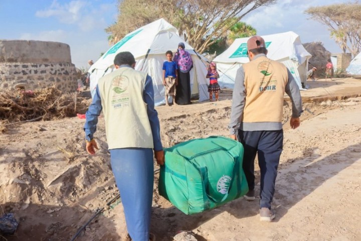 مركز الملك سلمان للإغاثة يقدّم مساعدات إيوائية للمتضررين من السيول في تعز